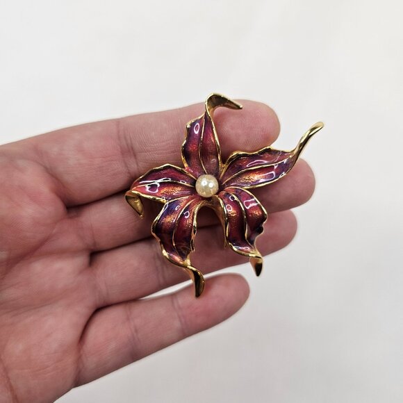Gold Tone Lily Purple Enamel Brooch Faux Pearl Flower Unmarked Pin - Picture 5 of 7